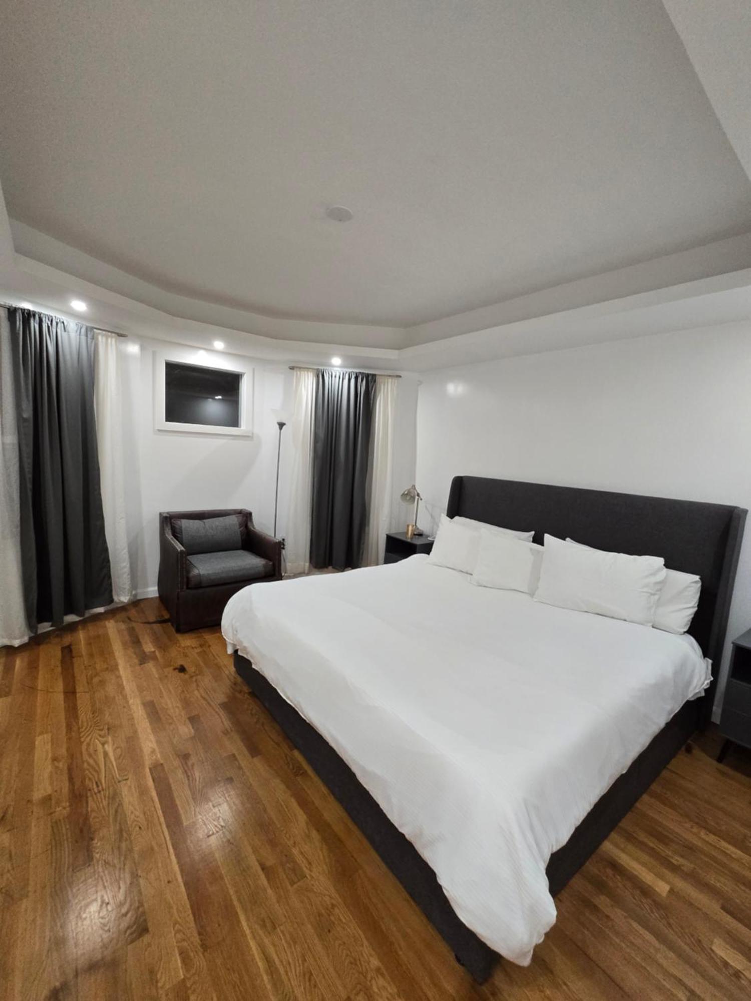 Beautiful Boston Bedroom - New Renovation Εξωτερικό φωτογραφία
