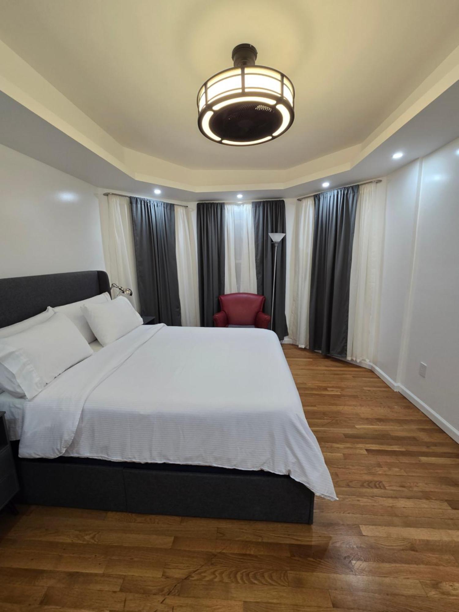 Beautiful Boston Bedroom - New Renovation Εξωτερικό φωτογραφία