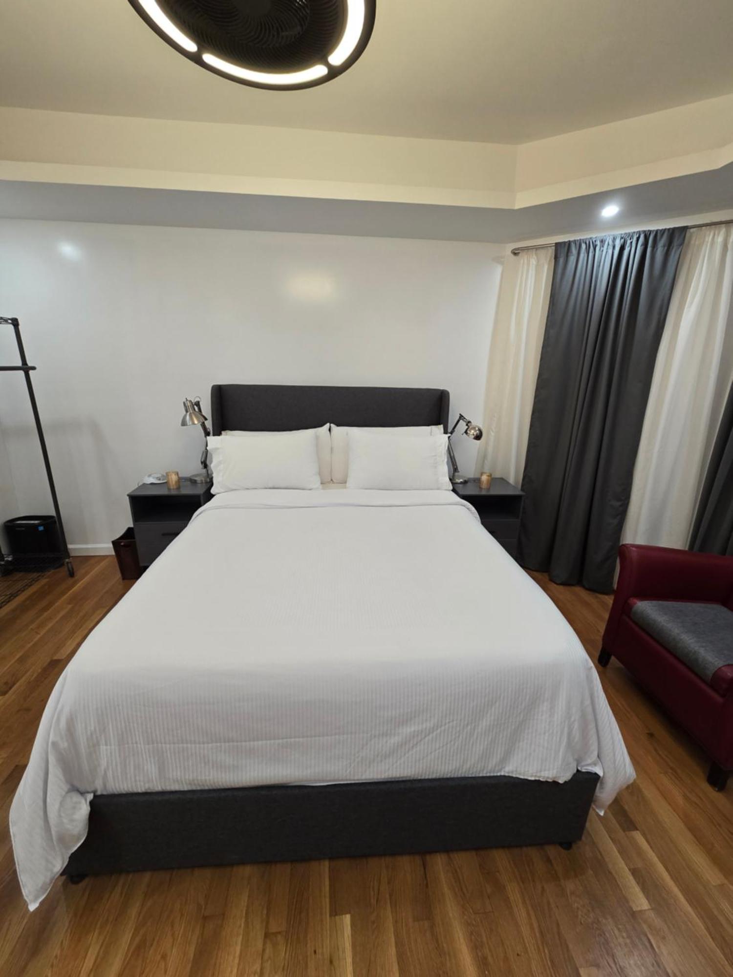 Beautiful Boston Bedroom - New Renovation Εξωτερικό φωτογραφία