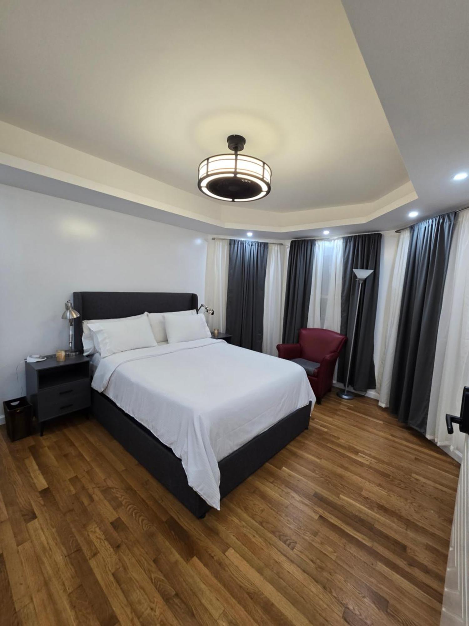 Beautiful Boston Bedroom - New Renovation Εξωτερικό φωτογραφία